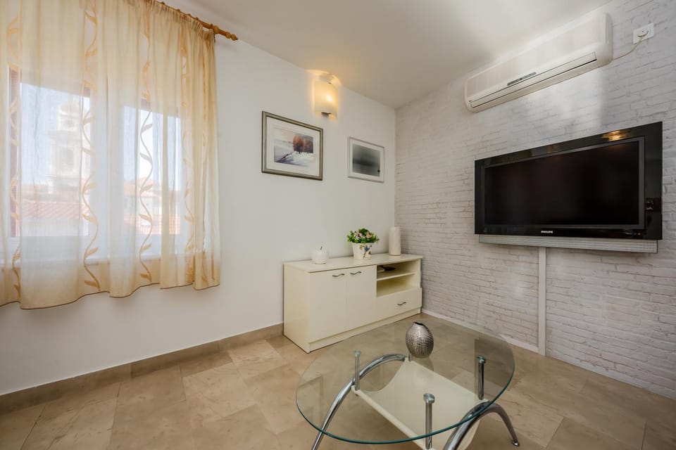TV and multimedia, View (from property/room), Seating area