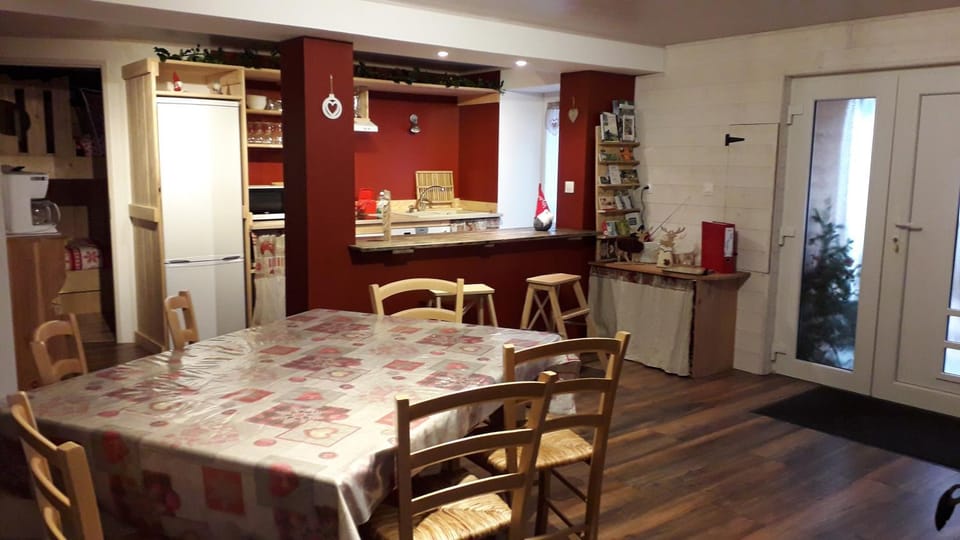 Kitchen or kitchenette, Seating area, Dining area, pet friendly