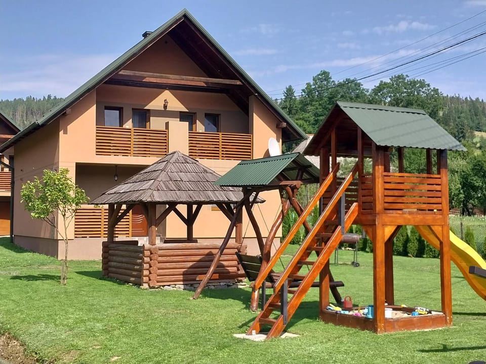 Верховинська Хата Bed and Breakfast in Ukraine