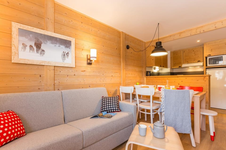 Kitchen or kitchenette, Living room, Seating area, Dining area, minibar, oven, stove
