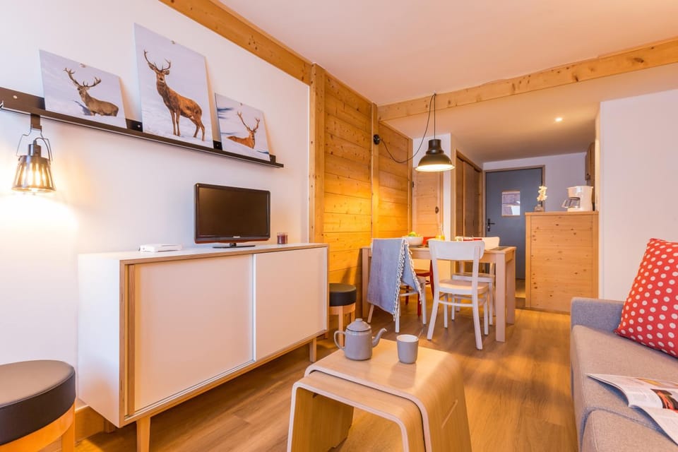 Communal lounge/ TV room, TV and multimedia, Kitchen or kitchenette, Living room, Seating area, Dining area, Evening entertainment