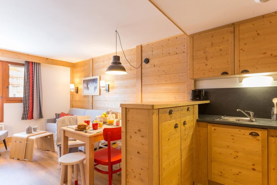 Kitchen or kitchenette, Living room, Seating area, Dining area, minibar, stove