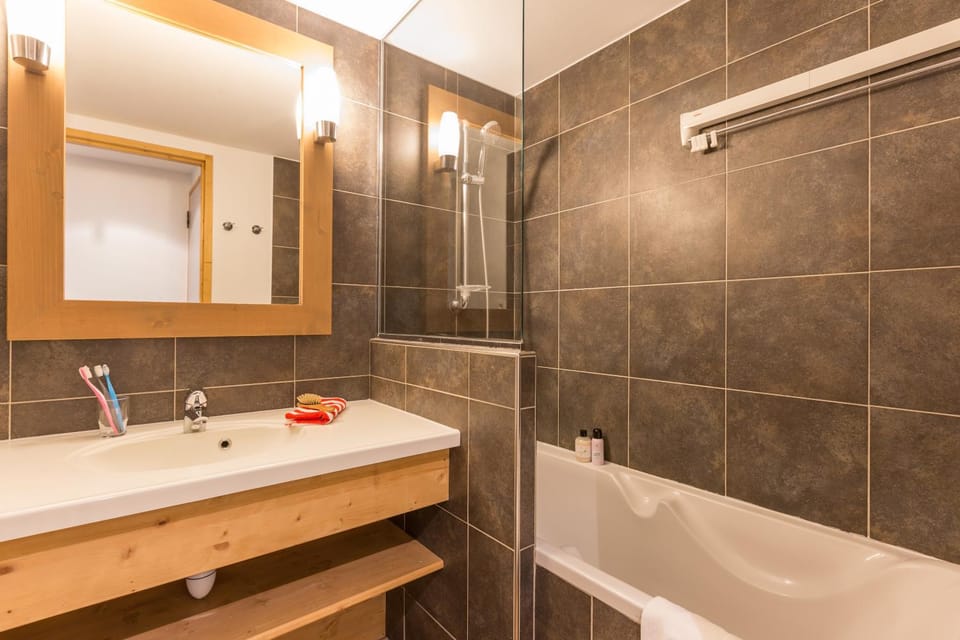 Bathroom, Bath, towels