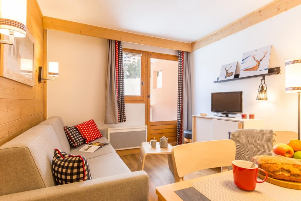 Communal lounge/ TV room, TV and multimedia, Kitchen or kitchenette, Living room, Food and drinks, Seating area, Dining area, Evening entertainment, Food, minibar