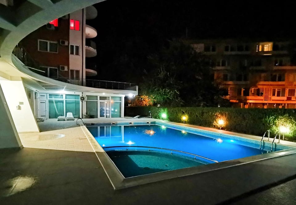 Night, Pool view