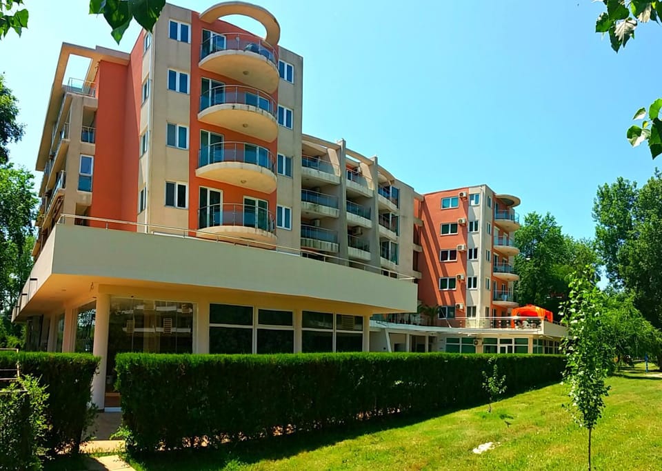Property building, Facade/entrance, Natural landscape, Garden