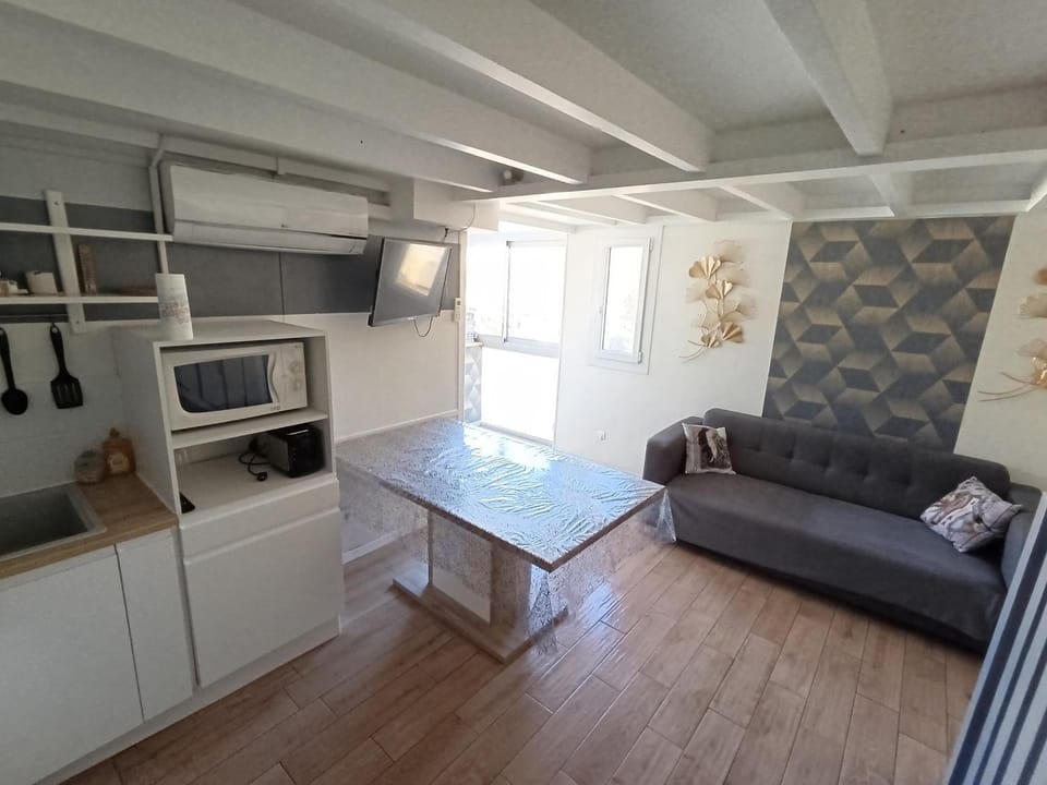 Kitchen or kitchenette, Seating area
