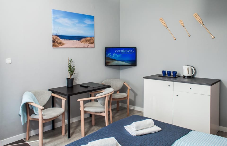 TV and multimedia, Kitchen or kitchenette, Photo of the whole room, Dining area, towels