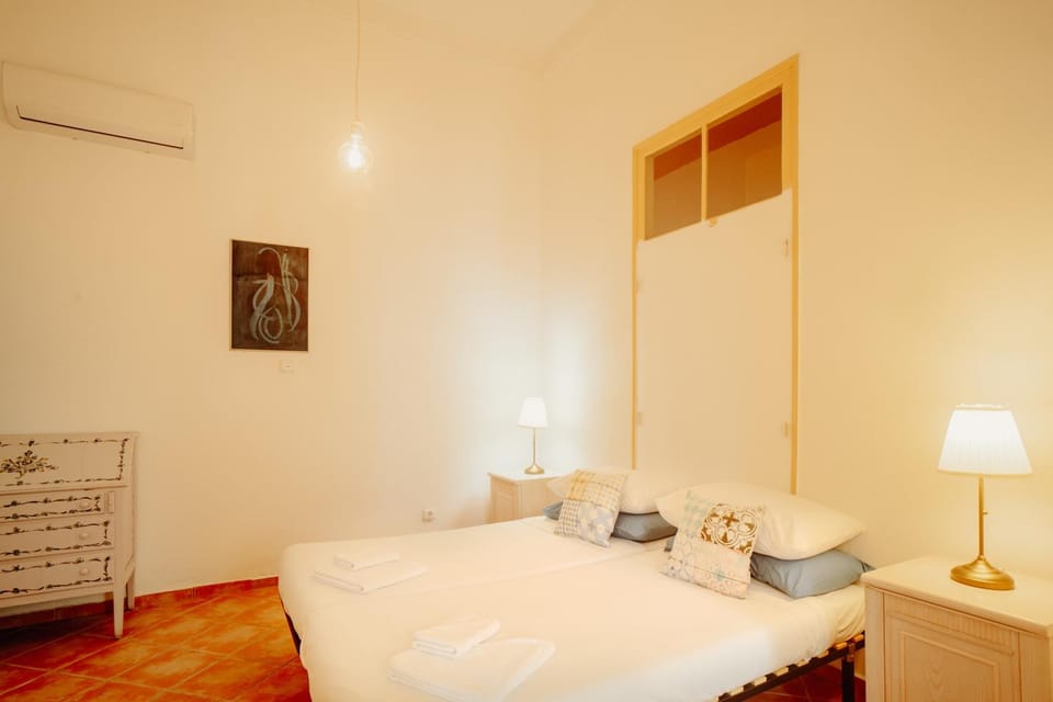 Bed, Bedroom, air conditioner