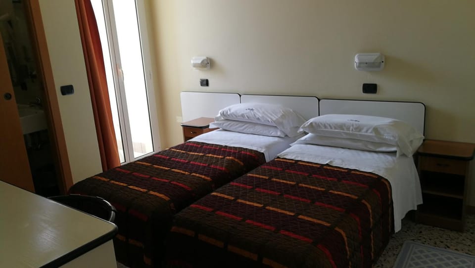 Bed, Bathroom, TV and multimedia, Balcony/Terrace, Photo of the whole room, Bedroom, internet, safe, air conditioner