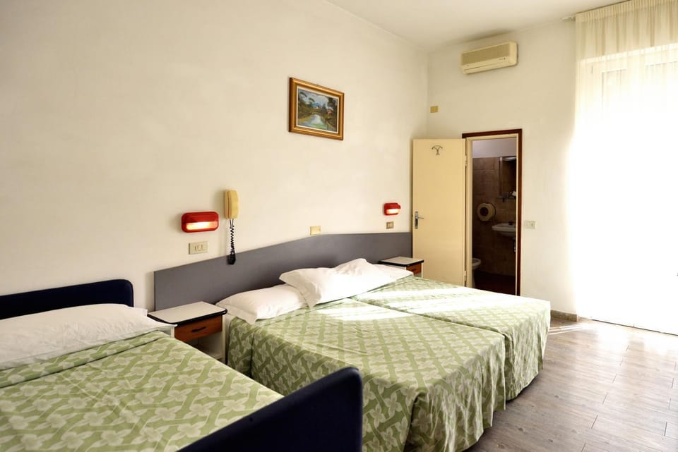 Bed, Bathroom, TV and multimedia, Balcony/Terrace, Photo of the whole room, Bedroom, internet, air conditioner