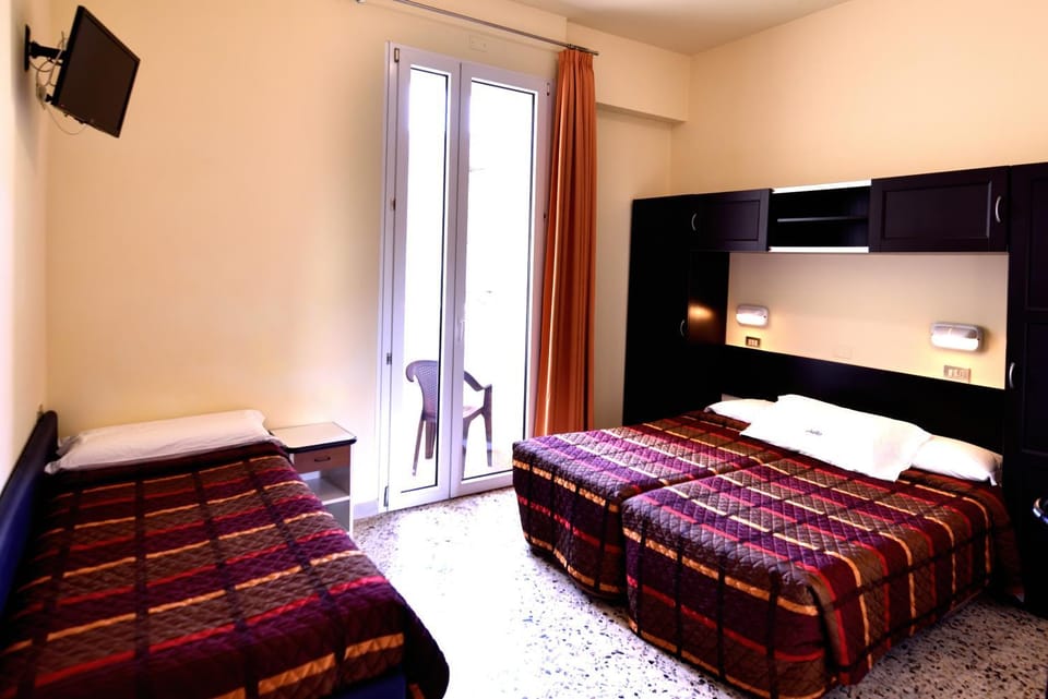 Bed, TV and multimedia, Balcony/Terrace, Photo of the whole room, Bedroom, internet, wardrobe, air conditioner