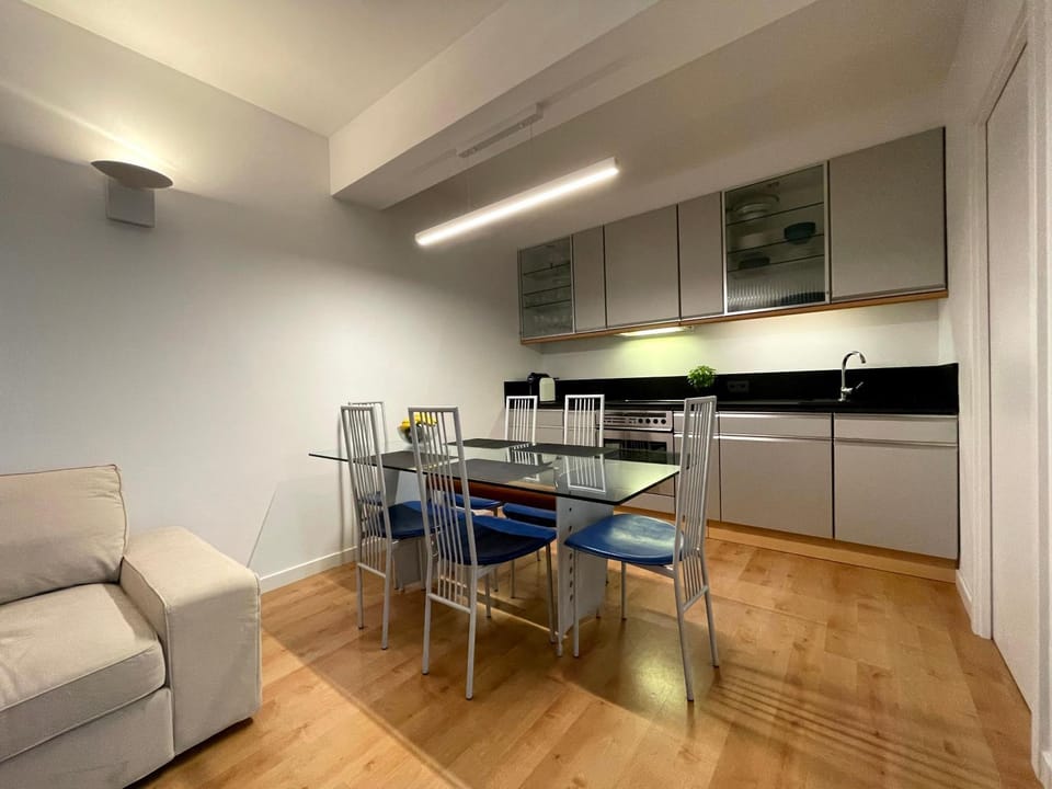 Kitchen or kitchenette, Seating area, Dining area