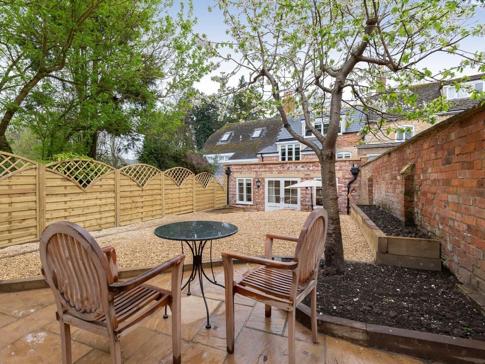 Property building, Garden, Balcony/Terrace, Seating area, Dining area, Garden view