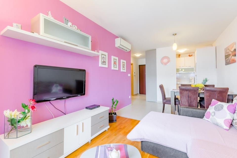 TV and multimedia, Photo of the whole room