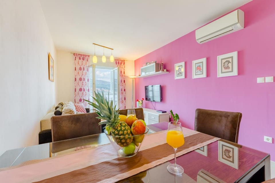 Photo of the whole room, Dining area