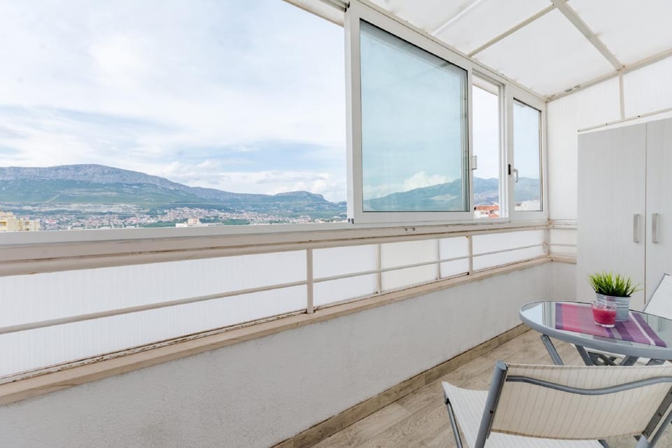 Balcony/Terrace, Mountain view