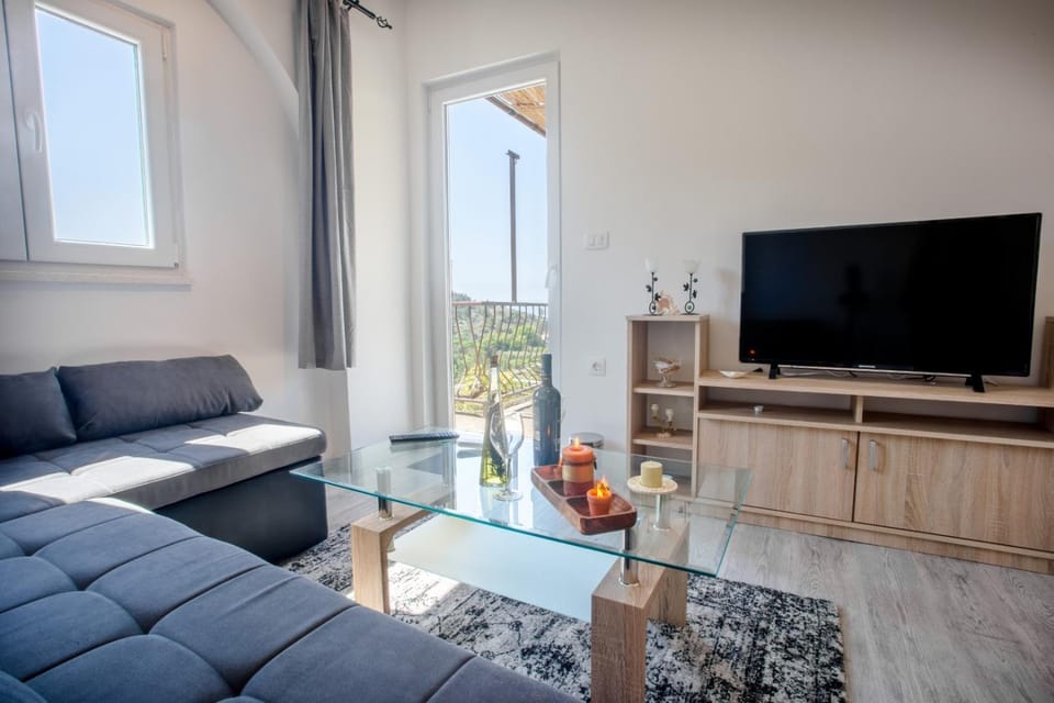 Communal lounge/ TV room, TV and multimedia, Seating area