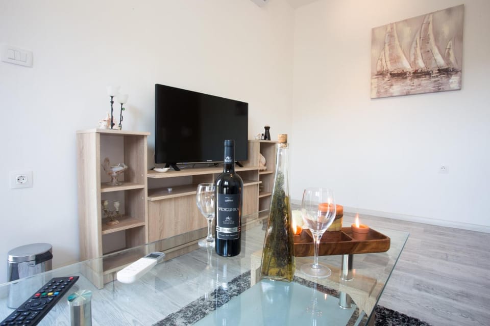 Communal lounge/ TV room, TV and multimedia