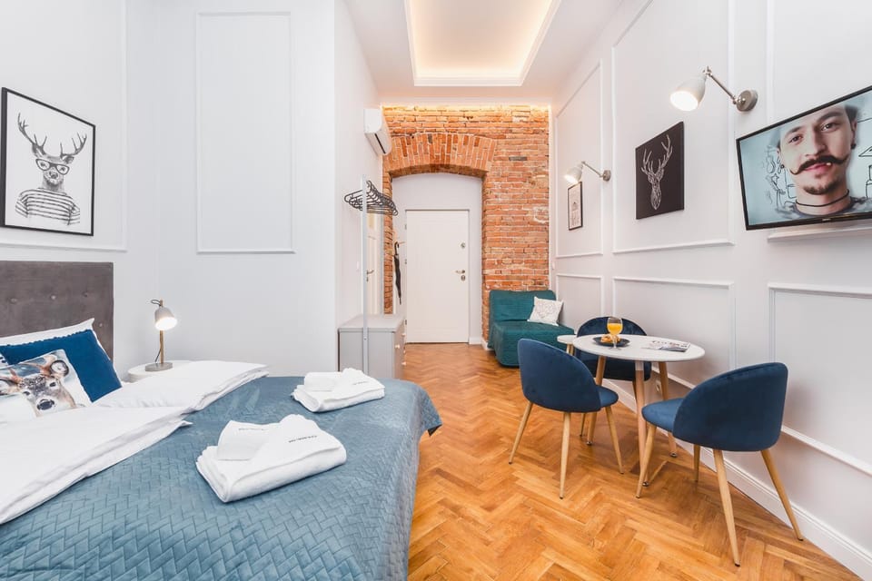Bed, TV and multimedia, Photo of the whole room, Seating area, Dining area, Evening entertainment, Bedroom, furniture, internet, towels, wardrobe