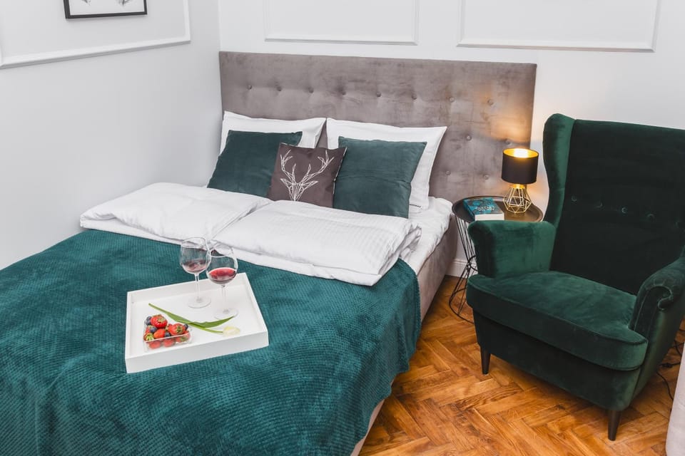 Bed, Living room, Food and drinks, Decorative detail, Seating area, Bedroom, furniture, internet