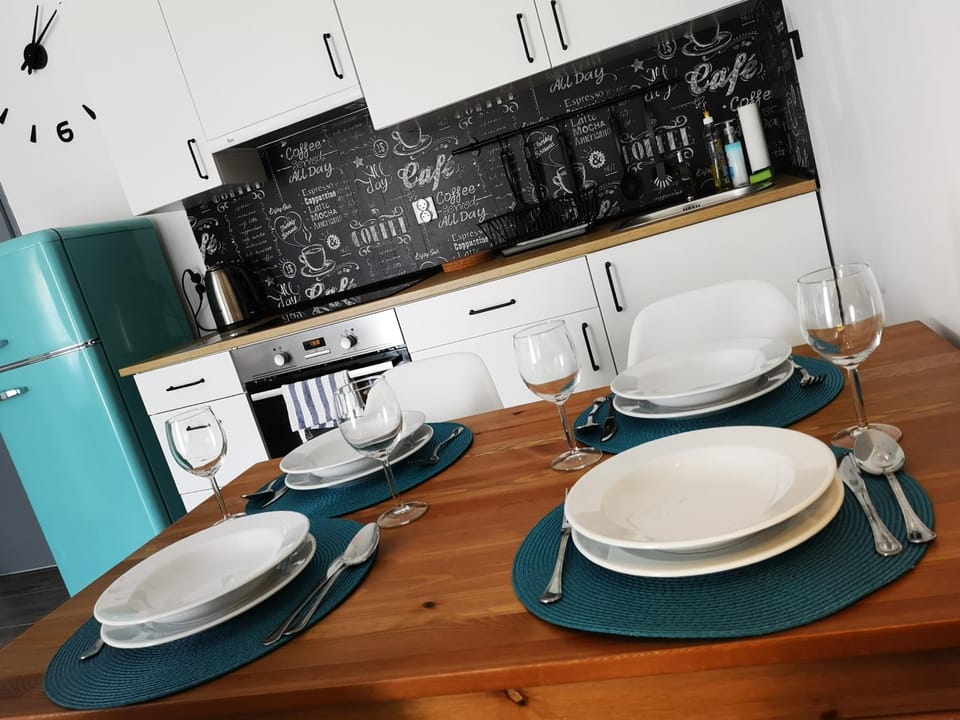 Kitchen or kitchenette, Dining area