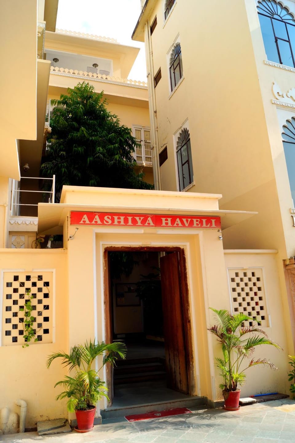 Facade/entrance