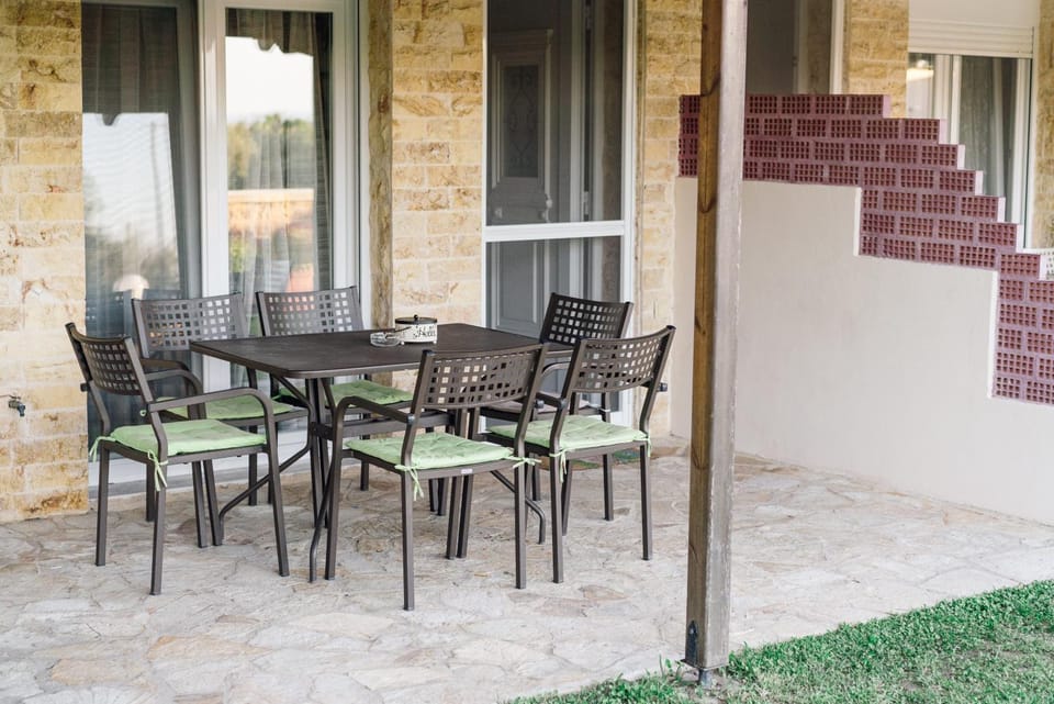 Property building, Patio, Day, Balcony/Terrace