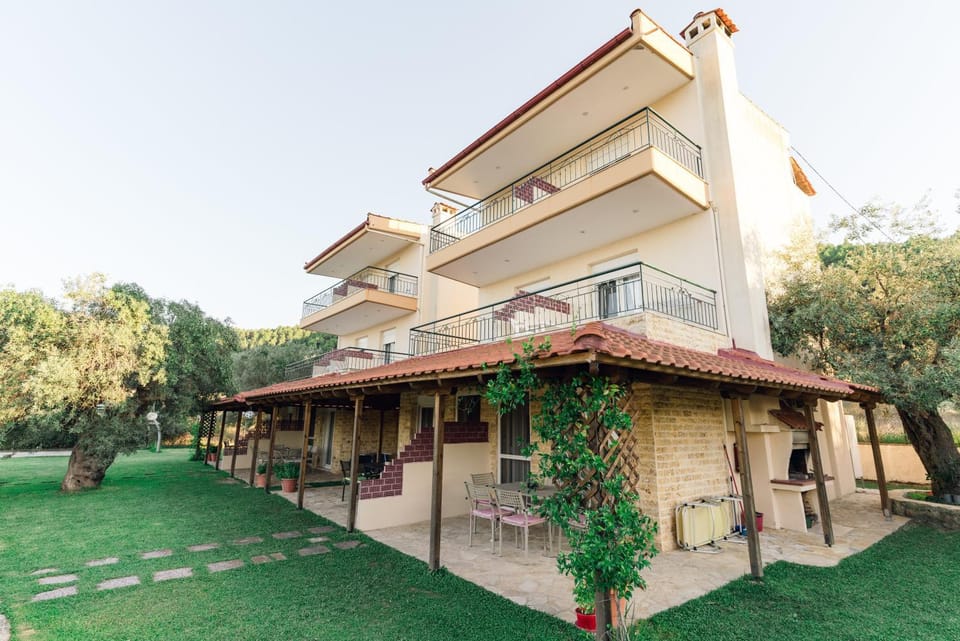 Property building, Day, Natural landscape, Garden, View (from property/room), Balcony/Terrace, Garden view