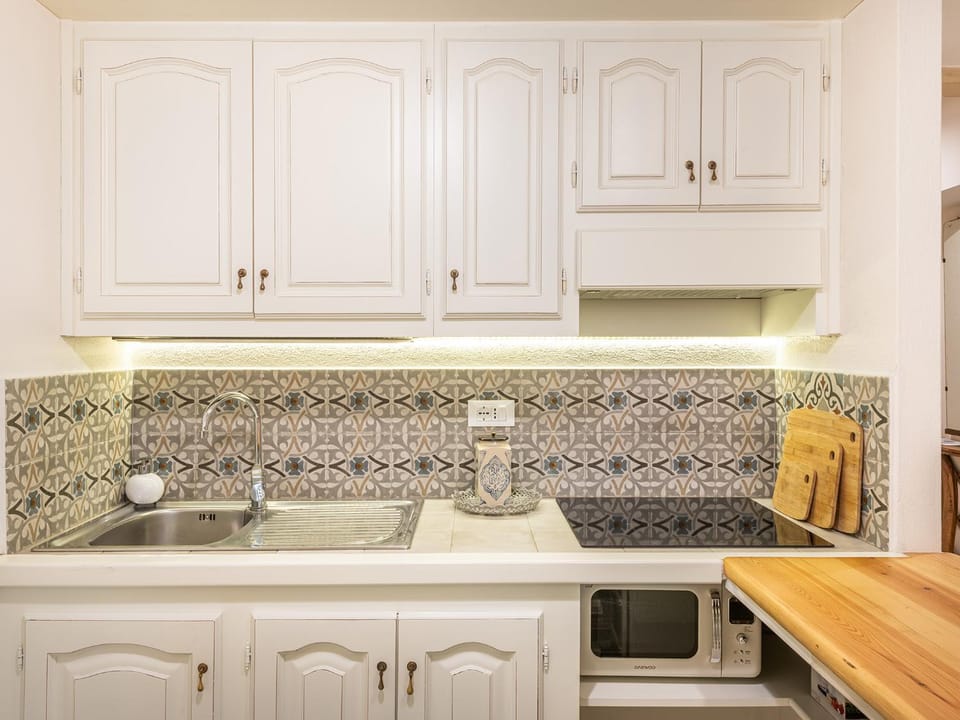 Kitchen or kitchenette, minibar, stove
