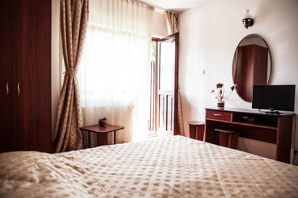 Bed, TV and multimedia, Photo of the whole room, Decorative detail, Bedroom