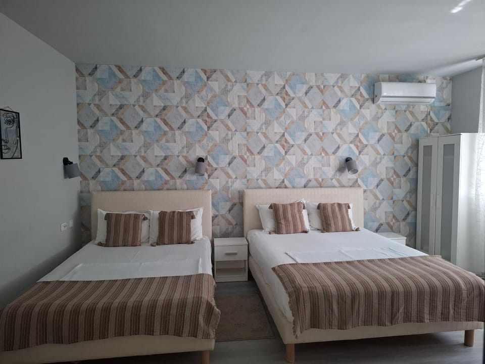 Bed, Photo of the whole room, Bedroom, air conditioner