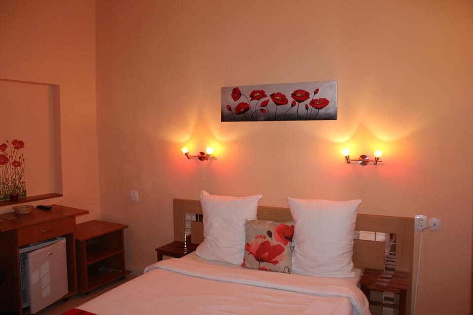 Bed, Bathroom, Coffee/tea facilities, Inner courtyard view