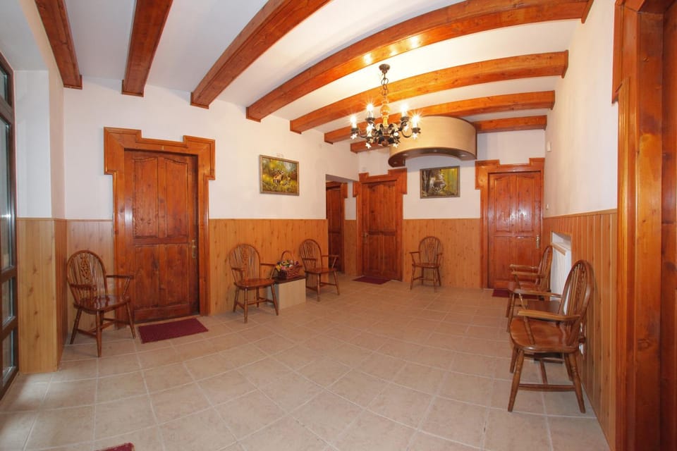 Seating area, Area and facilities