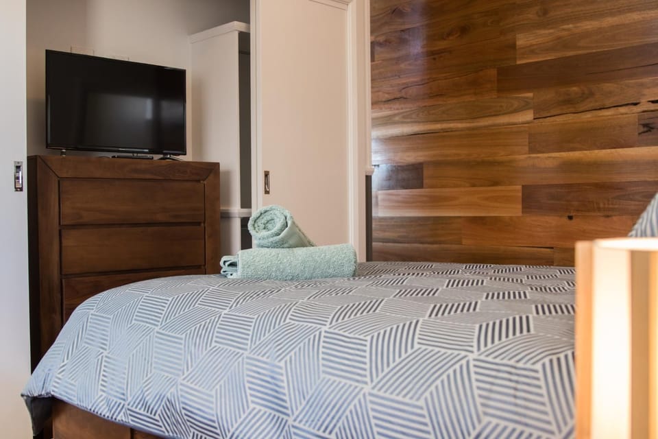 Bed, TV and multimedia, Bedroom