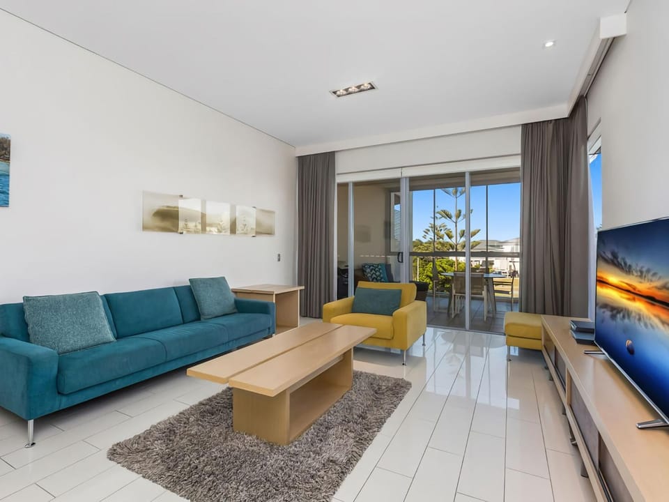 TV and multimedia, Living room, Seating area, Evening entertainment