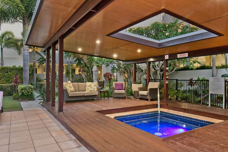 Patio, Day, Garden, Hot Tub, Seating area, Garden view, sunbed