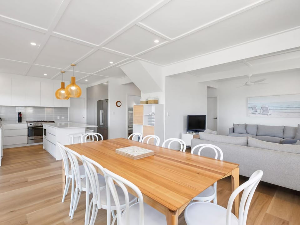 TV and multimedia, Kitchen or kitchenette, Living room, Seating area, Dining area, oven, stove