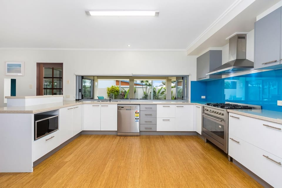 Kitchen or kitchenette, dishwasher, oven, pet friendly, stove