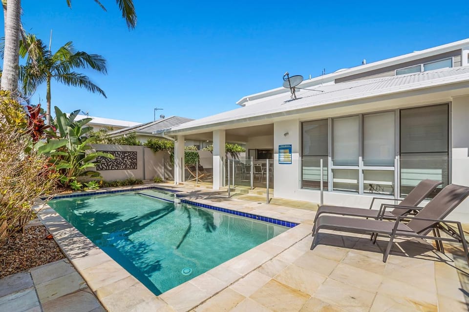 Property building, Patio, Day, Pool view, Swimming pool, sunbed