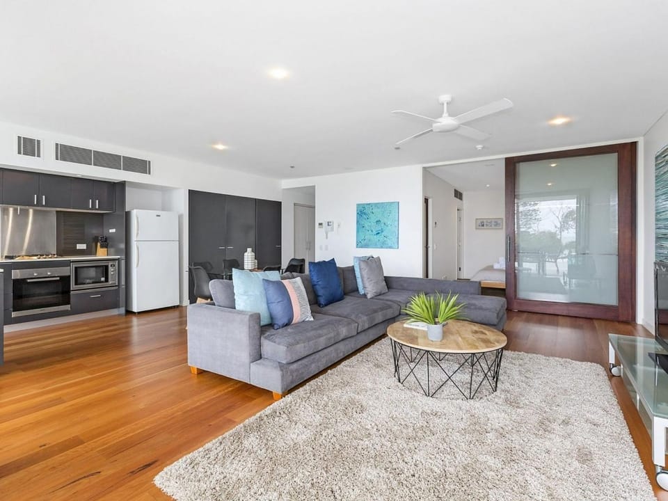 Kitchen or kitchenette, Living room, Seating area, Dining area, stove