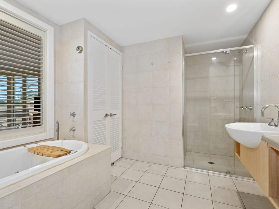 Shower, Toilet, Bathroom, Bath, towels