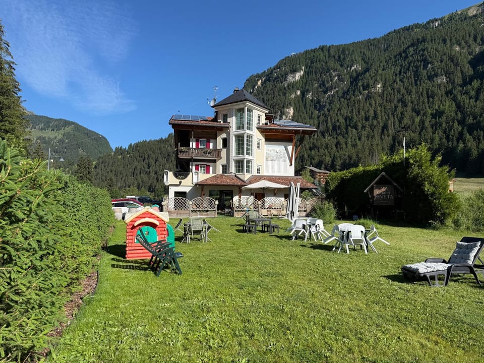 Chalet Pineta relax location Hotel in Canazei