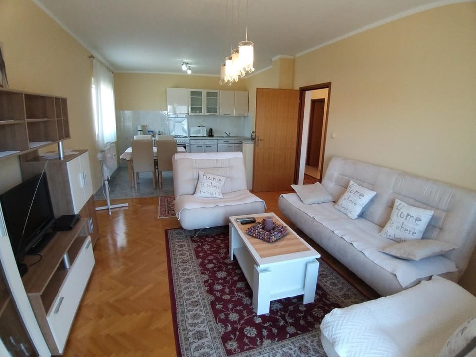 TV and multimedia, Kitchen or kitchenette, Living room, Seating area, Dining area