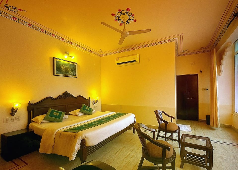 Bed, Photo of the whole room, Seating area, Bedroom, air conditioner