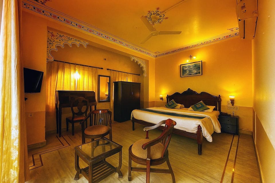 Bed, TV and multimedia, Photo of the whole room, Seating area, Bedroom