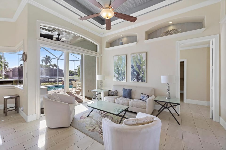 Pet-friendly waterfront home with heated pool and spa House in Marco Island