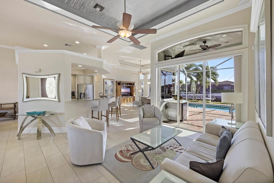 Pet-friendly waterfront home with heated pool and spa House in Marco Island