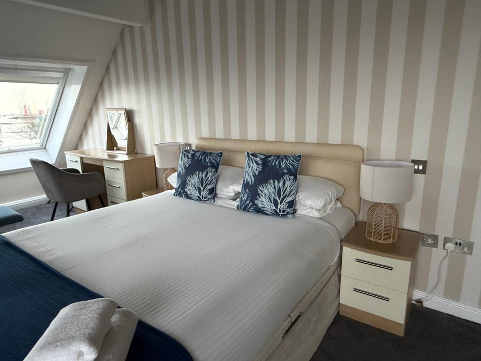 Bed, Bedroom, towels