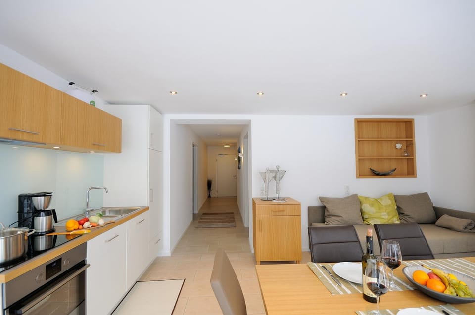 Kitchen or kitchenette, Living room, Seating area, Dining area